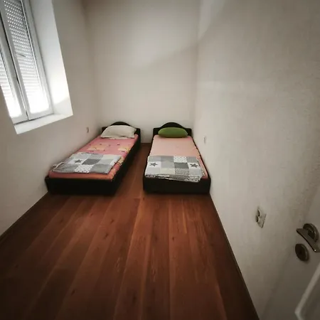 Spacious Center For 6 - Steps From Hilton & Republic Square Apartament
