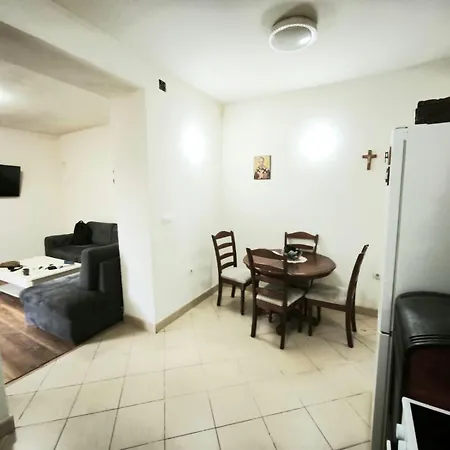 Spacious Center For 6 - Steps From Hilton & Republic Square 아파트 *