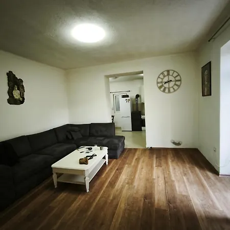 Spacious Center For 6 - Steps From Hilton & Republic Square Apartament *